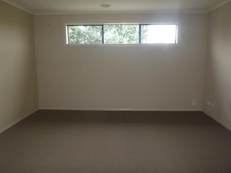 8 Kingsdale Crescent, Pakenham VIC 3810