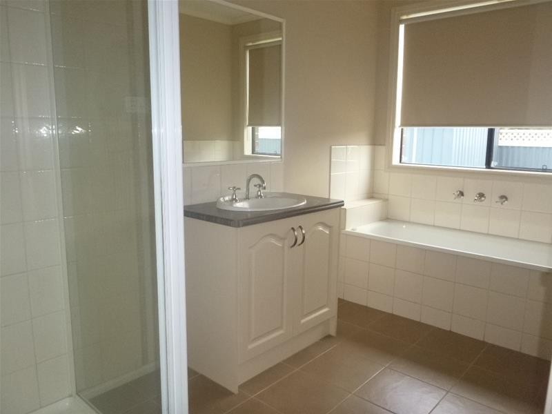 8 Kingsdale Crescent, Pakenham VIC 3810