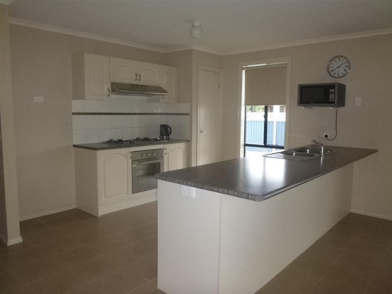 8 Kingsdale Crescent, Pakenham VIC 3810