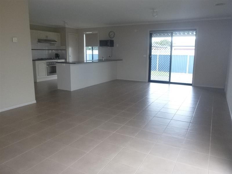 8 Kingsdale Crescent, Pakenham VIC 3810