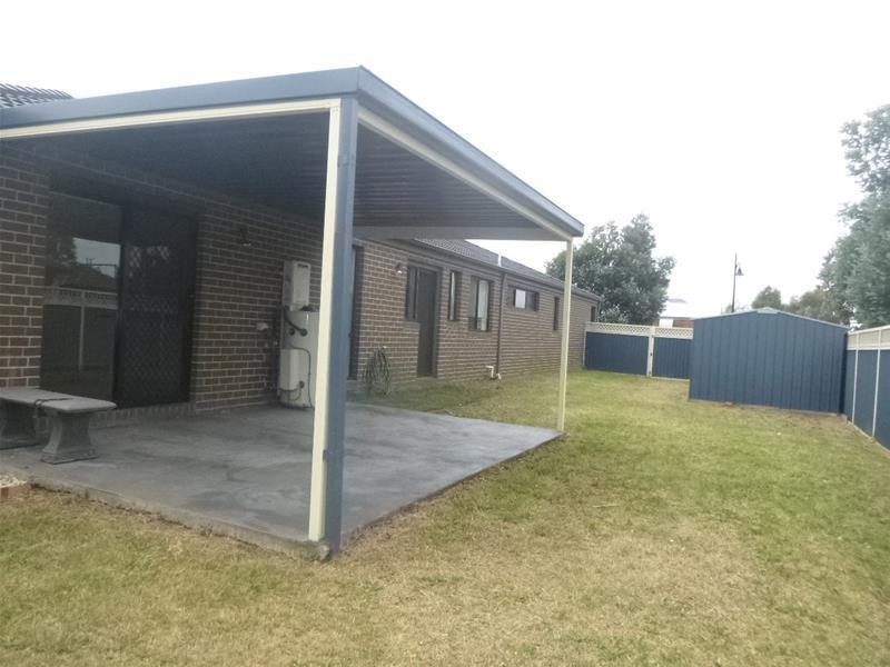 8 Kingsdale Crescent, Pakenham VIC 3810