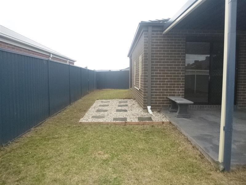 8 Kingsdale Crescent, Pakenham VIC 3810