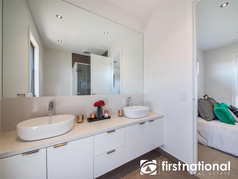 8 Araluen Rise, Narre Warren VIC 3805