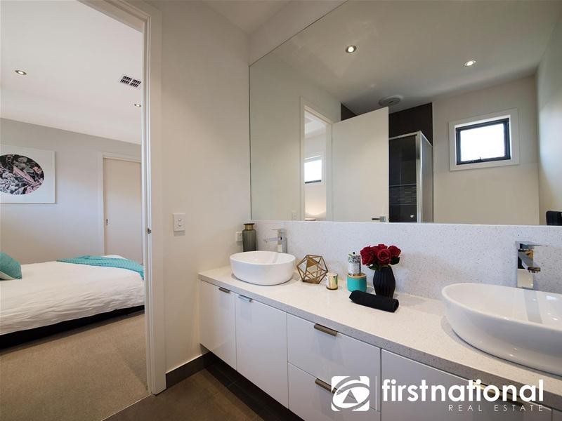 8 Araluen Rise, Narre Warren VIC 3805