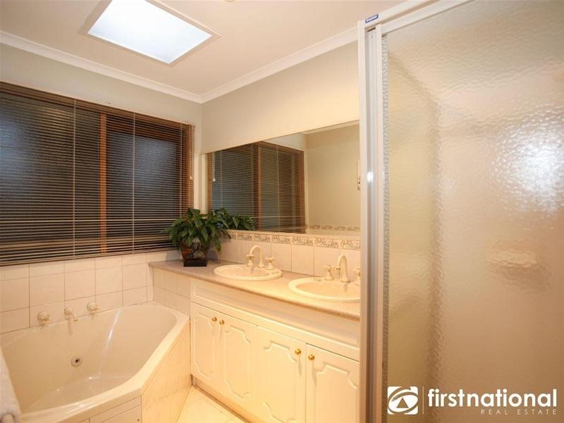 50 Edrington Park Drive, Berwick VIC 3806