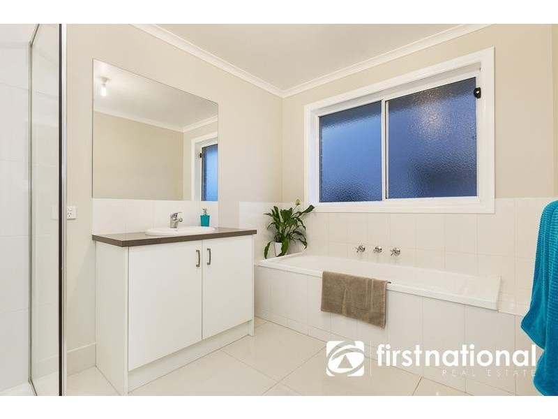 15 Eddie Barron Terrace, Pakenham VIC 3810