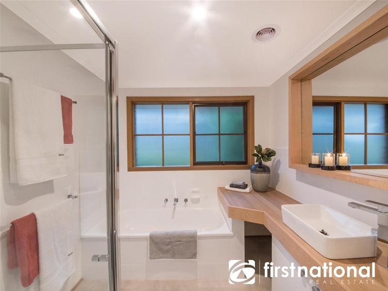 16 Shannon Way, Berwick VIC 3806