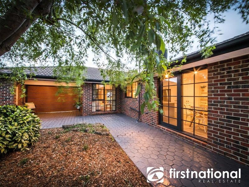 16 Shannon Way, Berwick VIC 3806