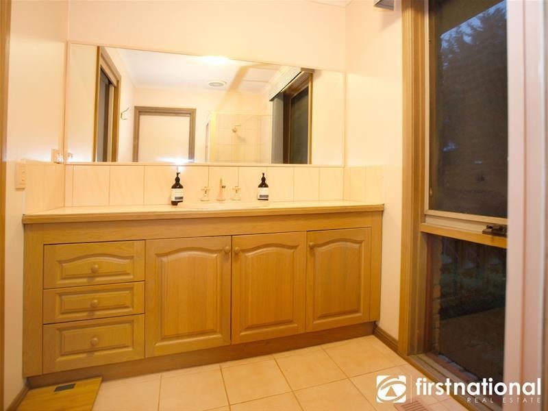 39 Edrington Park Drive, Berwick VIC 3806