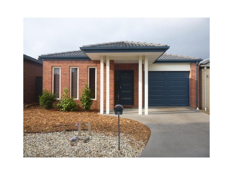 8 Moss Street, Cranbourne North VIC 3977