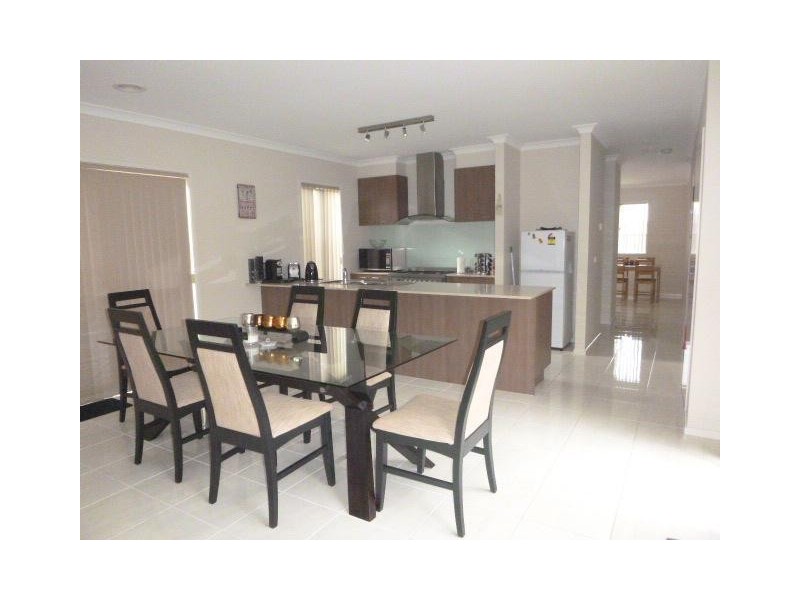 8 Moss Street, Cranbourne North VIC 3977