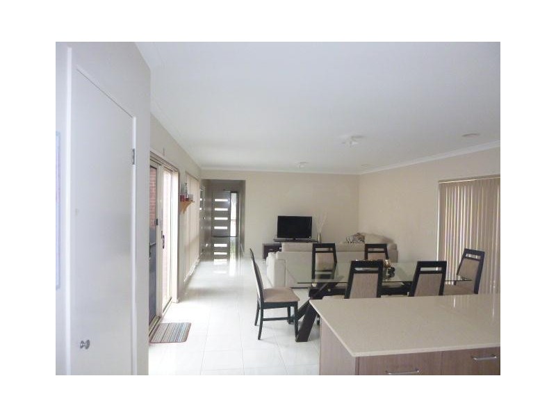 8 Moss Street, Cranbourne North VIC 3977