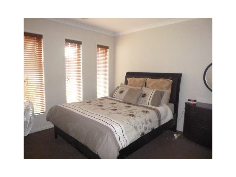 8 Moss Street, Cranbourne North VIC 3977