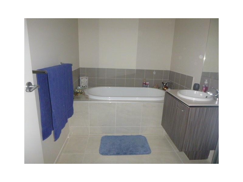 8 Moss Street, Cranbourne North VIC 3977