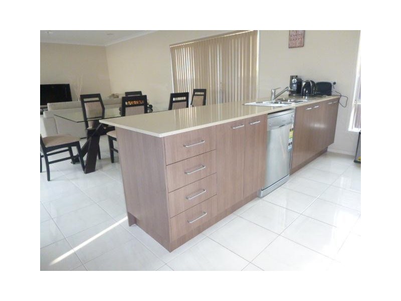 8 Moss Street, Cranbourne North VIC 3977