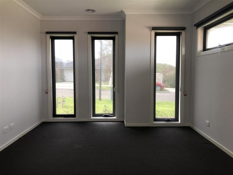 10 Shakespeare Grove, Officer VIC 3809