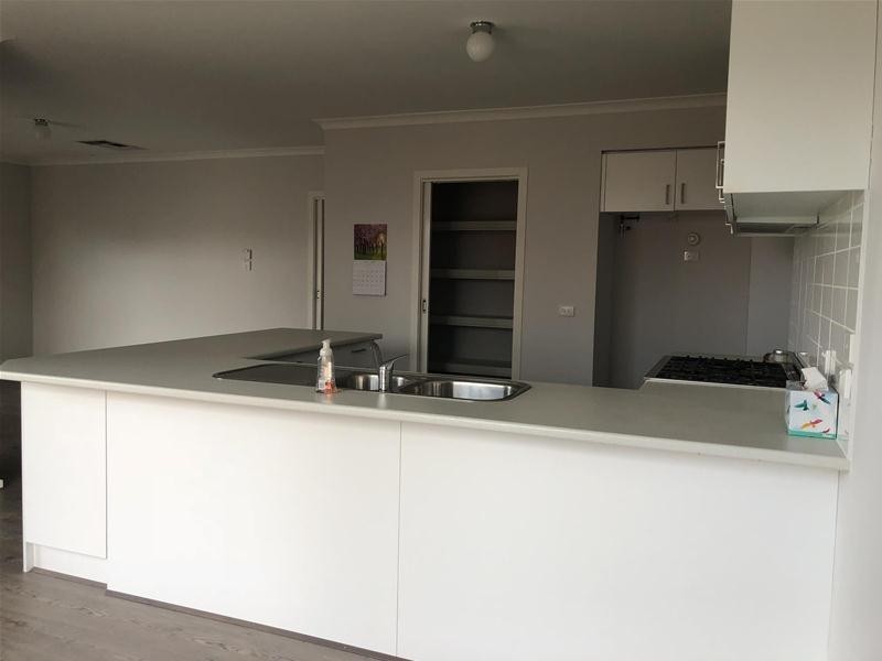 10 Shakespeare Grove, Officer VIC 3809