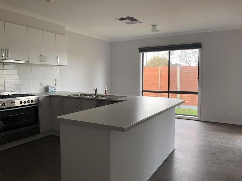 10 Shakespeare Grove, Officer VIC 3809