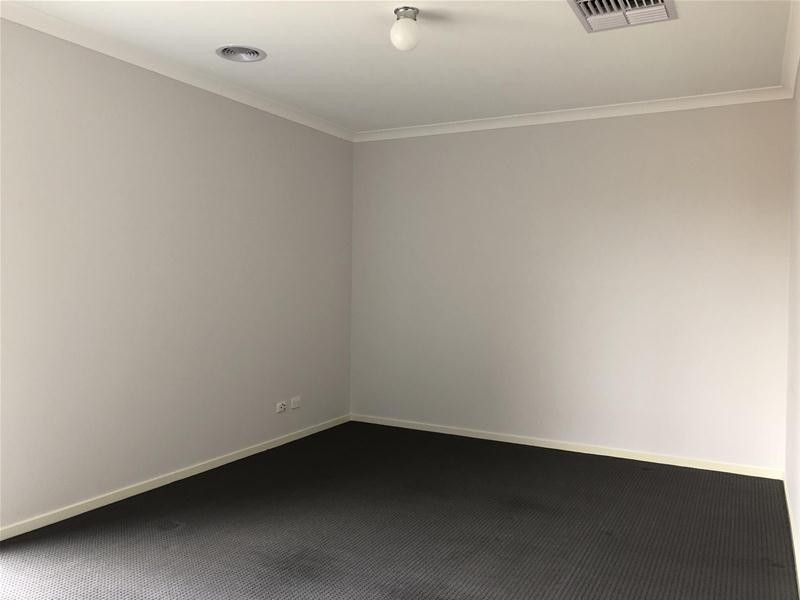 10 Shakespeare Grove, Officer VIC 3809