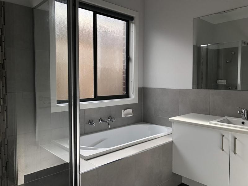 10 Shakespeare Grove, Officer VIC 3809