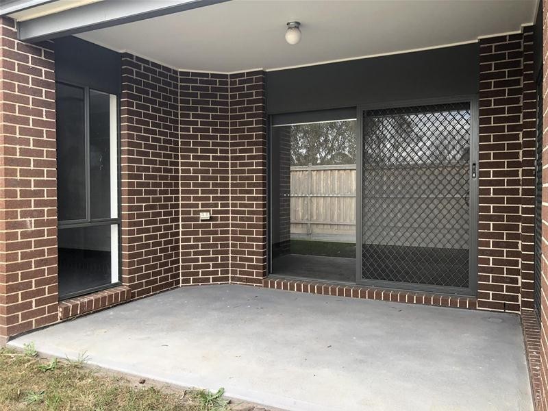 10 Shakespeare Grove, Officer VIC 3809