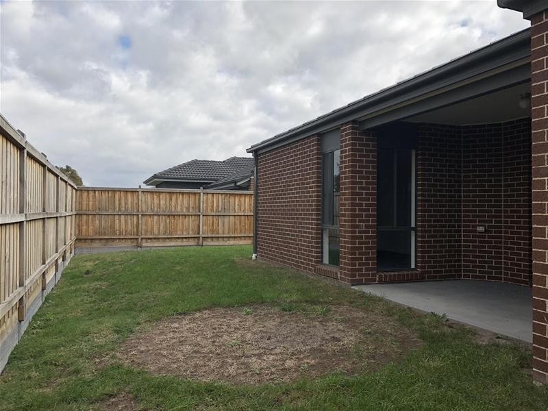 10 Shakespeare Grove, Officer VIC 3809