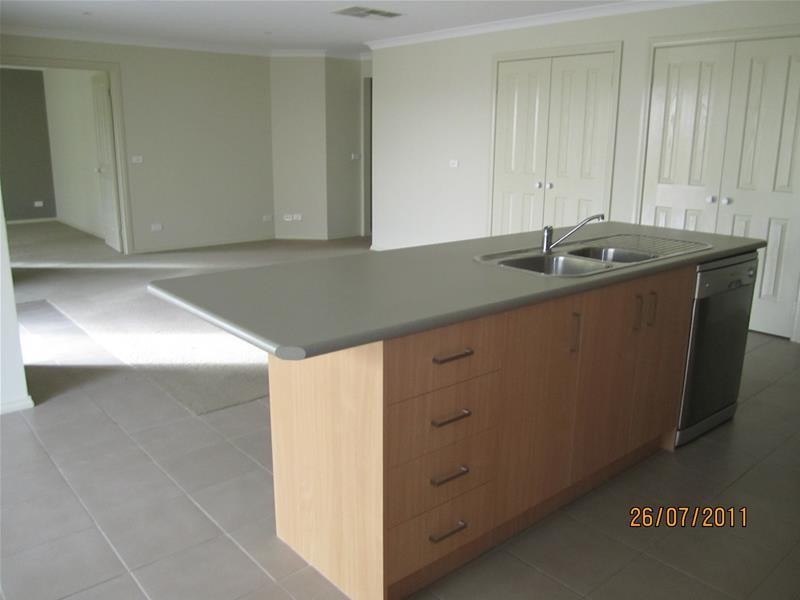 20 McCallum Drive, Cranbourne East VIC 3977