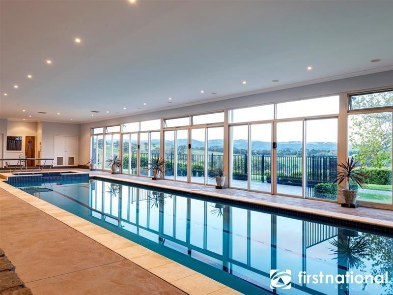 2 Blackstone Lane, Narre Warren East VIC 3804