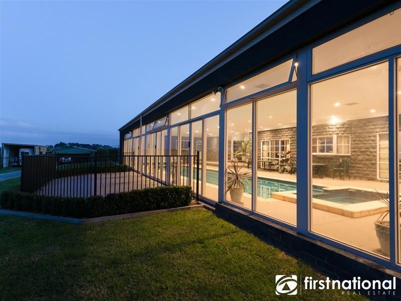 2 Blackstone Lane, Narre Warren East VIC 3804