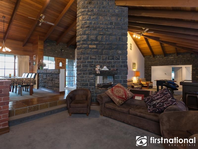 2 Blackstone Lane, Narre Warren East VIC 3804