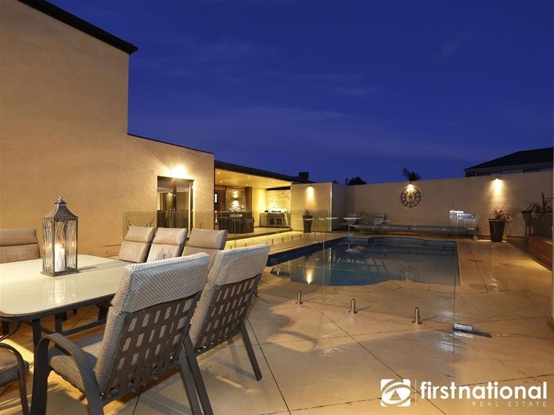 15 Champagne Grove, Narre Warren South VIC 3805