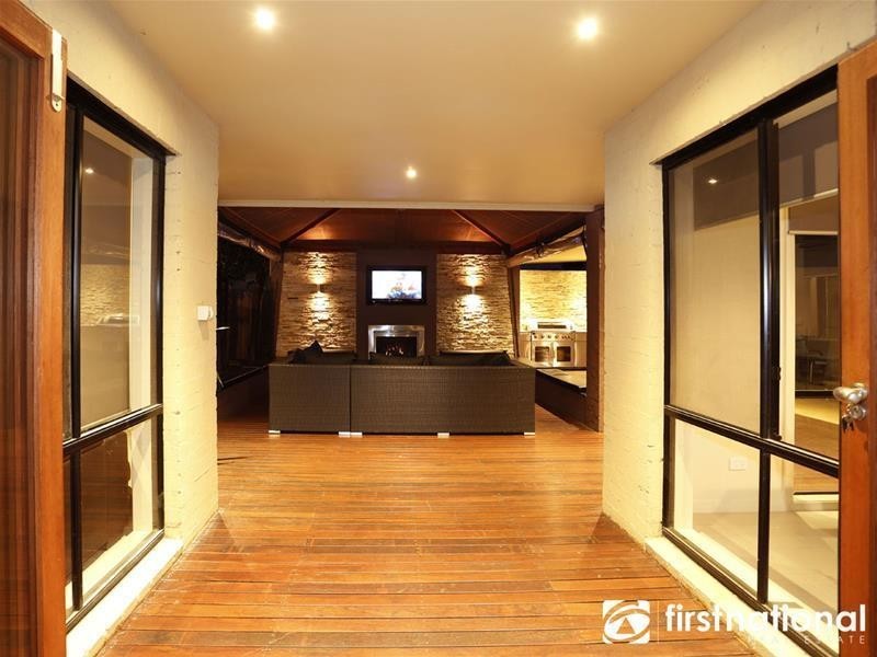 15 Champagne Grove, Narre Warren South VIC 3805