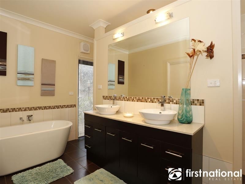 15 Champagne Grove, Narre Warren South VIC 3805