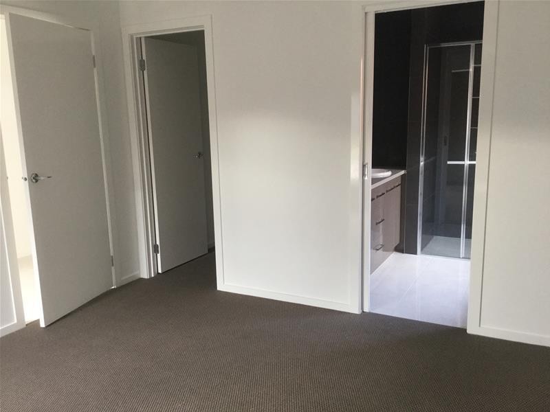 6 Amesbury Way, Clyde North VIC 3978