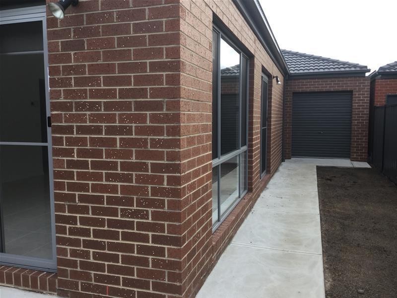 6 Amesbury Way, Clyde North VIC 3978