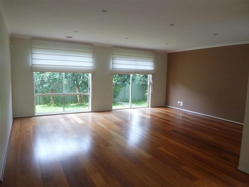 9 Waterside Drive, Cranbourne East VIC 3977