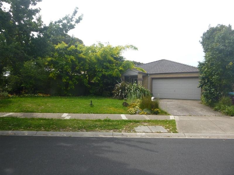 9 Waterside Drive, Cranbourne East VIC 3977