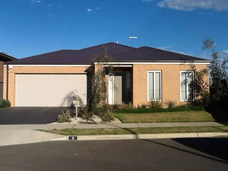 5 Featherbrook Circuit, Cranbourne North VIC 3977