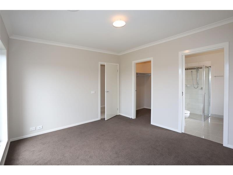 5 Featherbrook Circuit, Cranbourne North VIC 3977