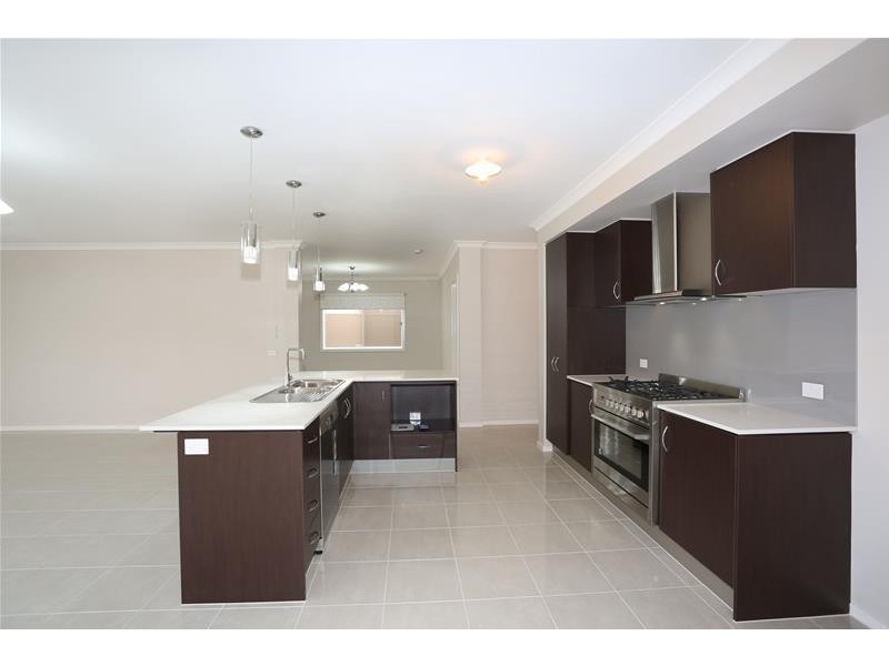 5 Featherbrook Circuit, Cranbourne North VIC 3977