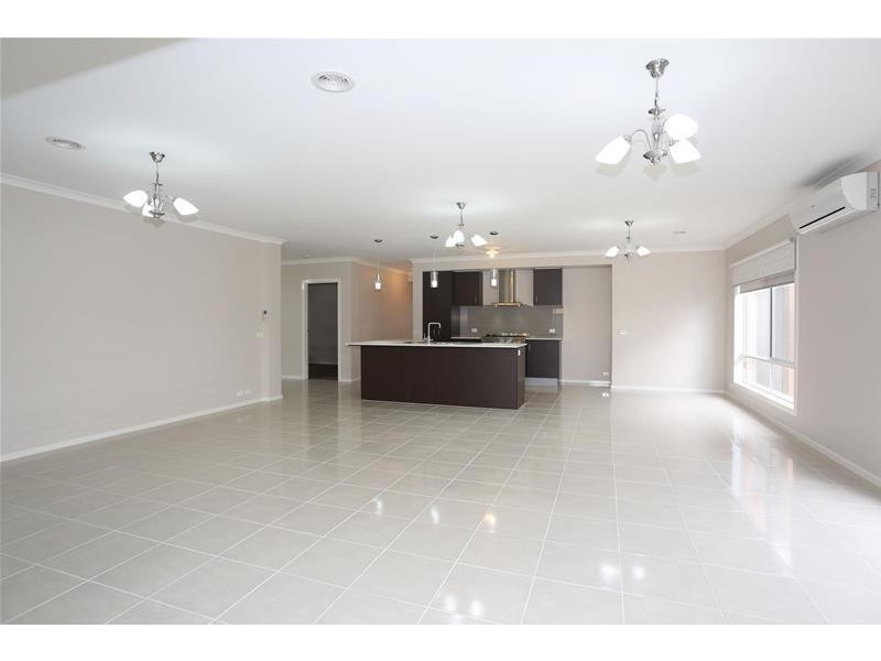 5 Featherbrook Circuit, Cranbourne North VIC 3977