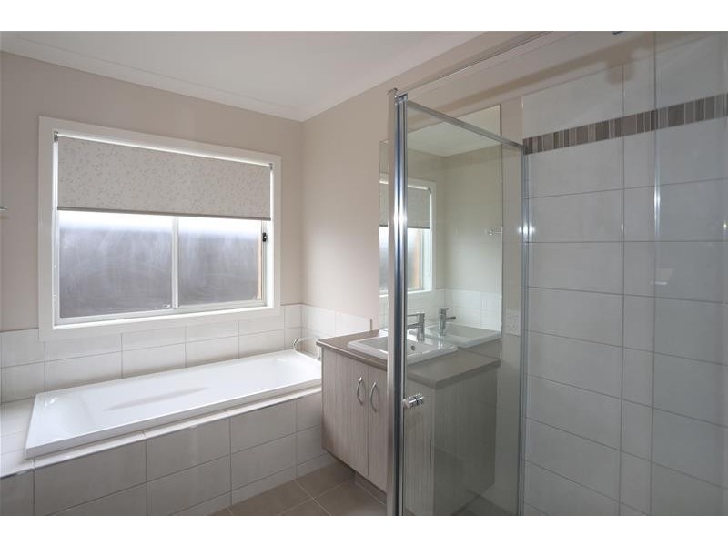 5 Featherbrook Circuit, Cranbourne North VIC 3977