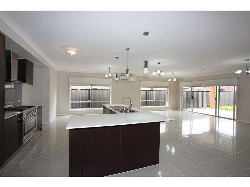 5 Featherbrook Circuit, Cranbourne North VIC 3977