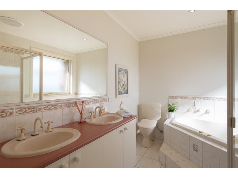 17 Benmara Crest, Narre Warren South VIC 3805