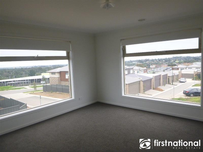 2/23 Atlantic Drive, Pakenham VIC 3810