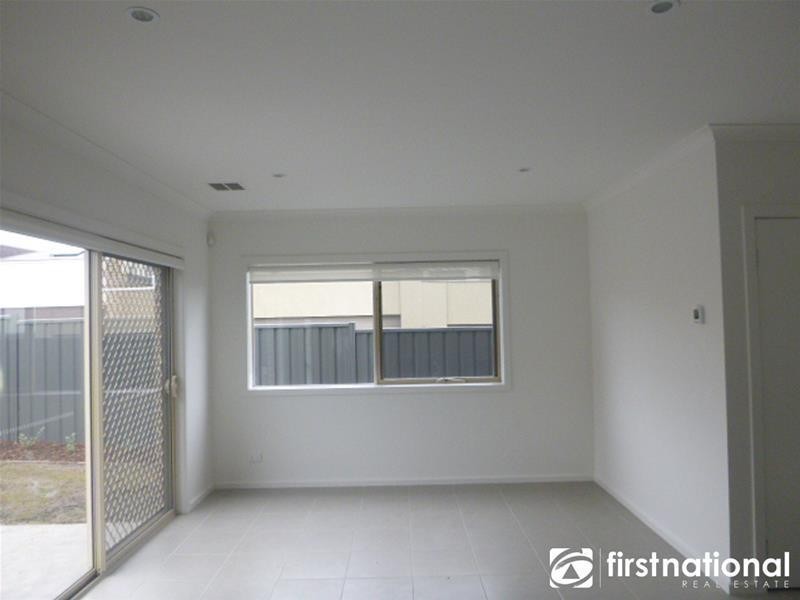 2/23 Atlantic Drive, Pakenham VIC 3810