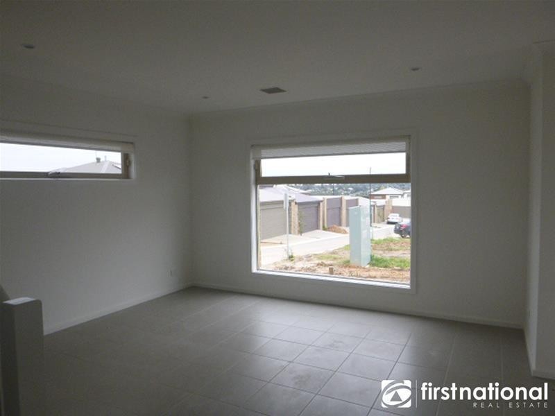 2/23 Atlantic Drive, Pakenham VIC 3810