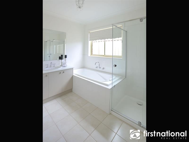 15 Villella Drive, Pakenham VIC 3810