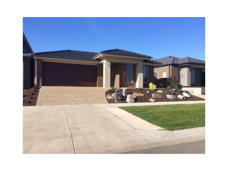 32 Wheelers Park Drive, Cranbourne North VIC 3977