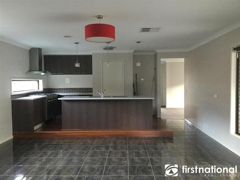 39 Yorkshire Drive, Cranbourne North VIC 3977